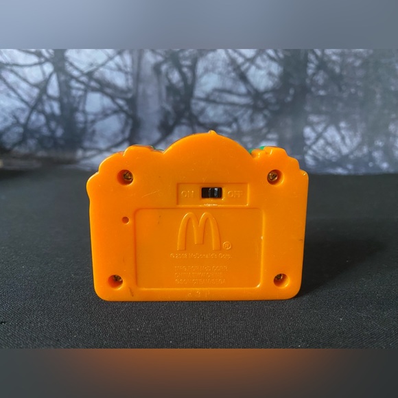 2003 McDonald’s Sonic Team/Sega Handheld Game - Picture 2 of 2